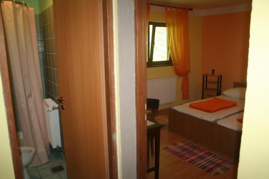 Hostel Flores Kostanjevac Ruang foto